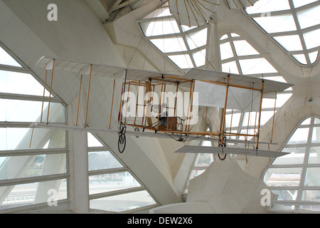 Modell eines der ersten Flugzeuge in der Wissenschaft Museum von Valencia, Spanien Stockfoto