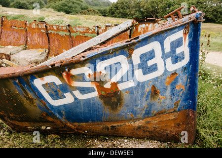 Verrostete Rumpf des verlassenen alten Fischerboot am Ufer in der Nähe von Bembridge Isle Of Wight England UK Stockfoto
