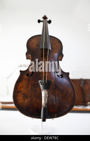 Die Geige gespielt von Kapellmeister Wallace Hartley während der letzten Momente vor dem Untergang der Titanic Stockfoto