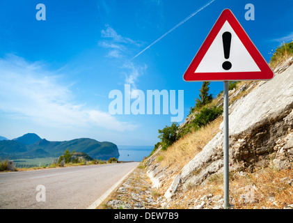 Warnung-Straßenschild mit einem Ausrufezeichen im roten Dreieck am Berg Autobahn Stockfoto