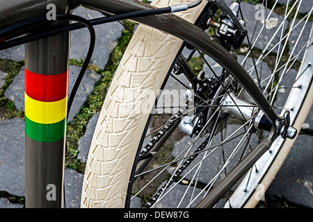 Detail der Fahrrad Rahmen, Kette, Bremsen, Schaltwerk und Kautschuk Hinterrad. Stockfoto