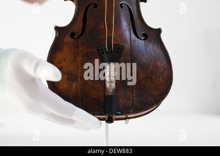 Die Geige gespielt von Kapellmeister Wallace Hartley während der letzten Momente vor dem Untergang der Titanic Stockfoto