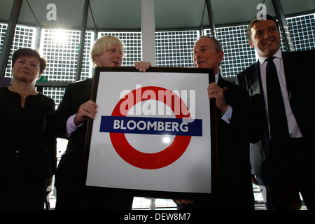 Londoner Bürgermeister Boris Johnson, links, und New Yorker Bürgermeister Michael Bloomberg mit einem personalisierten London Underground Stockfoto