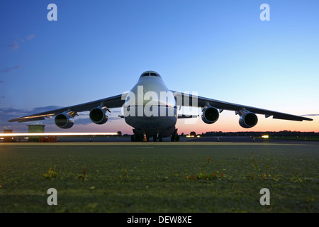 Cargo Aircraft Antonov An 124 Ruslan Nacht Foto Stockfoto