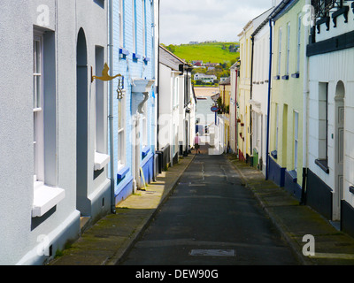 Eine schmale Straße hinunter zum Meer in Appledore, Devon, England. Stockfoto