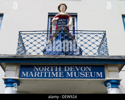 Eine Skulptur einer Frau in einem Boot an der North Devon Maritime Museum, Appledore, Devon, England. Stockfoto