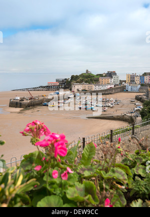 Nordstrand Tenby Pembrokeshire. Hafen bei Ebbe mit festgemachten Boote Andregency Reihenhaus Häuser in Pastellfarben. Stockfoto