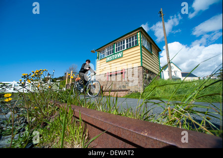 Radfahrer, die vorbei an alten Stellwerk Instow, Devon an der Tarka Trail, England Stockfoto