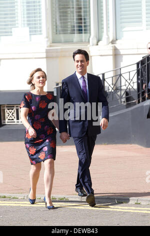 Brighton, UK. 24. September 2013. Labour Party Konferenz 2013, Brighton, UK. 24.09.2013 Bild zeigt Labour Party Leader Ed Miliband mit Frau Justine auf der Konferenz anreisen, bevor er seinen Schlüssel geliefert beachten Sie Rede. Bildnachweis: Jeff Gilbert/Alamy Live-Nachrichten Stockfoto