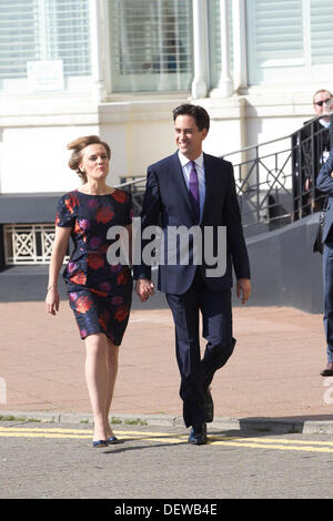 Brighton, UK. 24. September 2013. Labour Party Konferenz 2013, Brighton, UK. 24.09.2013 Bild zeigt Labour Party Leader Ed Miliband mit Frau Justine auf der Konferenz anreisen, bevor er seinen Schlüssel geliefert beachten Sie Rede. Bildnachweis: Jeff Gilbert/Alamy Live-Nachrichten Stockfoto