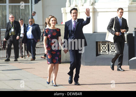 Brighton, UK. 24. September 2013. Labour Party Konferenz 2013, Brighton, UK. 24.09.2013 Bild zeigt Labour Party Leader Ed Miliband mit Frau Justine auf der Konferenz anreisen, bevor er seinen Schlüssel geliefert beachten Sie Rede. Bildnachweis: Jeff Gilbert/Alamy Live-Nachrichten Stockfoto