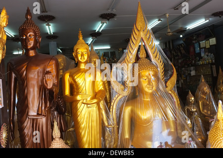 Buddha-Statuen zum Verkauf an der Bamrung Muang Road in Bangkok, Thailand Stockfoto