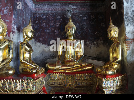 Goldene Buddha-Statuen im Wat Suthat, Bangkok Stockfoto