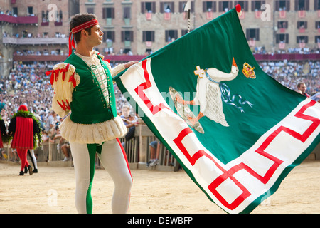 Flagge schwankt, Contrada der Gans, Palio von Siena, Siena, Toskana, Italien, Europa Stockfoto