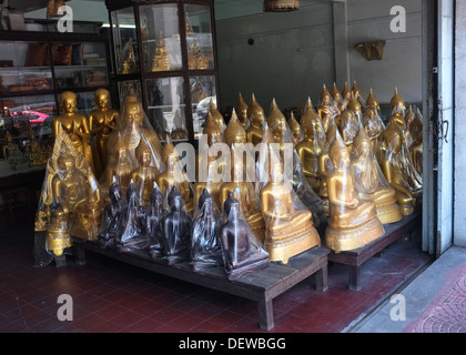 Buddha-Statuen für den Verkauf auf Bamrung Mueang Road, Bangkok, Thailand Stockfoto