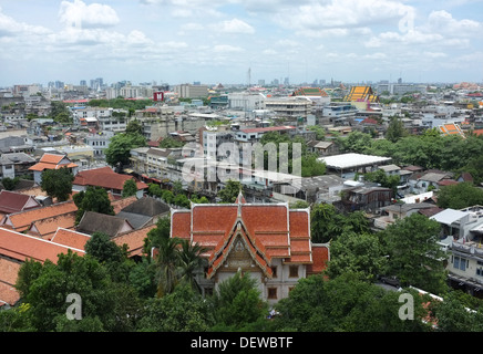 Skyline von Bangkok vom Wat Saket (Goldener Berg) aus gesehen Stockfoto