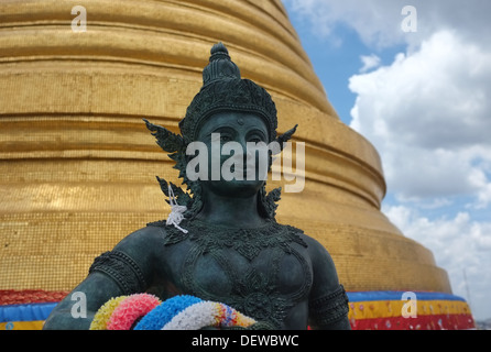 Statue von Indra vor der goldenen Chedi im Wat Saket (Goldener Berg) Bangkok Stockfoto