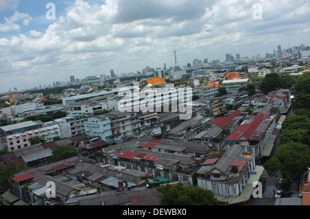 Skyline von Bangkok vom Wat Saket (Goldener Berg) aus gesehen Stockfoto