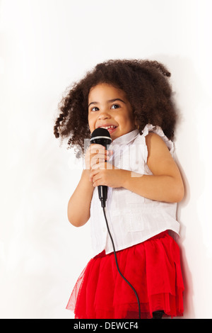 Close-up Portrait von niedlichen kleinen schwarzen afrikanischen drei Jahre altes Mädchen mit Mikrofon Stockfoto