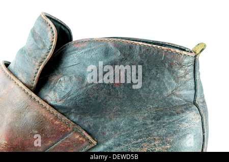 Struktur in altem braun Leder Stiefel auf weißem Hintergrund. Stockfoto