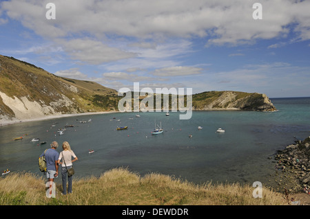 Paar Blick auf Lulworth Cove auf der Jurassic Coast Isle of Purbeck-Dorset-England Stockfoto