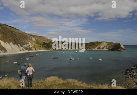 Paar Blick auf Lulworth Cove auf der Jurassic Coast Isle of Purbeck-Dorset-England Stockfoto