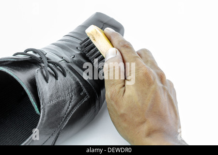 Hand Polieren schwarze Herrenschuhe Stockfoto