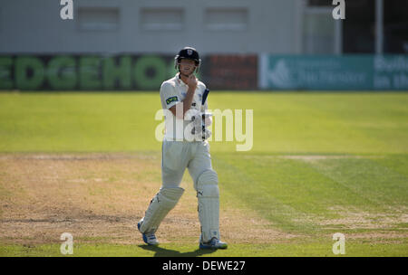 Durham Schlagmann Ben Stokes verlässt das Spielfeld nach ihrer Entlassung für 7 Durchläufe von Chris Jordan von Sussex Stockfoto