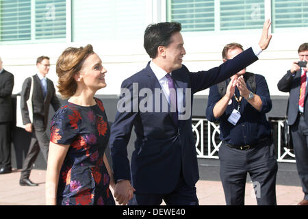 Brighton, UK. 24. September 2013. Labour Party Konferenz 2013, Brighton, UK. 24.09.2013 Bild zeigt Labour Party Leader Ed Miliband mit Frau Justine auf der Konferenz anreisen, bevor er seinen Schlüssel geliefert beachten Sie Rede. Bildnachweis: Jeff Gilbert/Alamy Live-Nachrichten Stockfoto