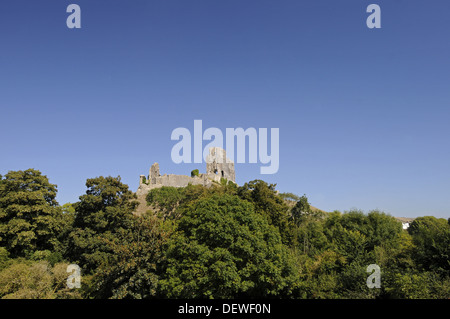 Blick über Bäume zu Ruinen von Corfe Castle, Corfe Isle of Purbeck Dorset-England Stockfoto