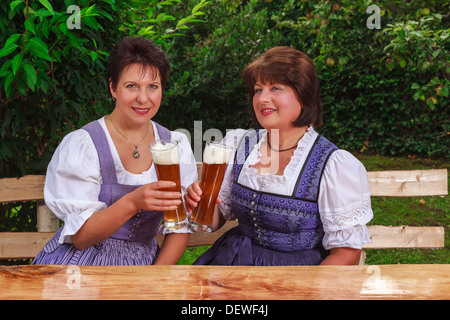 Zwei Frauen im Dirndl, Bier zu trinken Stockfoto