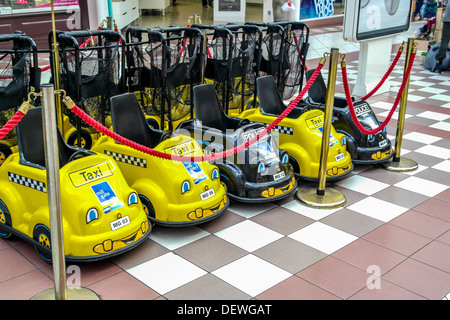 Kindertaxi im Einkaufszentrum Stockfoto