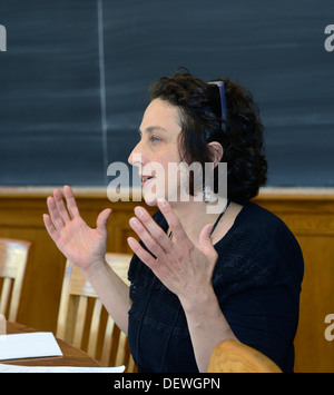 Schreibwerkstatt, Yale Summer School. Autorin Kirsten Bakis spricht mit Workshop-Teilnehmer. Stockfoto