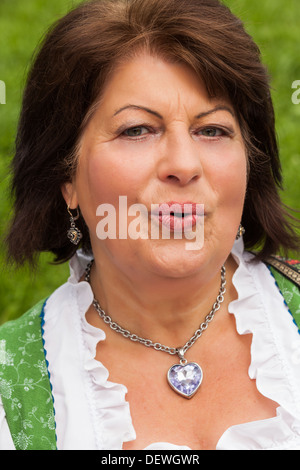 Porträt einer bayerischen Frau im Dirndl mit guter Laune Stockfoto