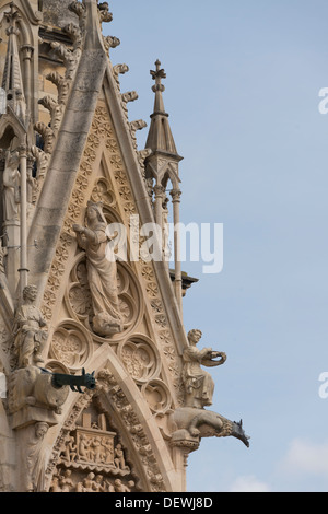 Wasserspeier und Statuen auf dem 13. Jahrhundert Kathedrale von Notre-Dame de Reims, Reims, Frankreich Stockfoto