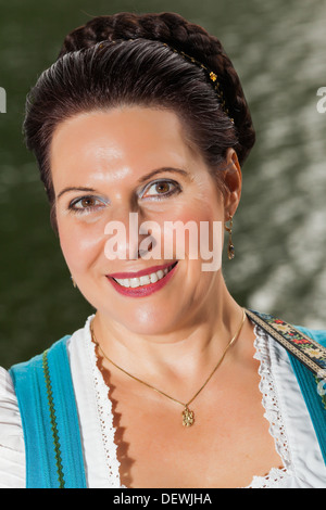 Hübsche Frau mit geflochtenen Haaren in ein dirndl Stockfoto
