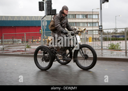 Veteran von London nach Brighton Automobil (Auto) 2012 laufen. Ein Mann reitet eine Benzin angetriebene Dreirad. Stockfoto