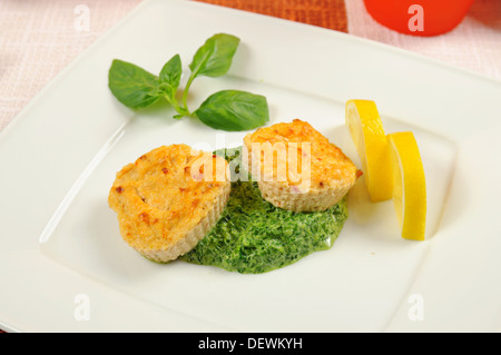 Fischfrikadellen mit Zitrone Stockfoto