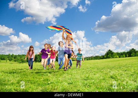 Niedlichen glücklich aktive Kinder Jungen und Mädchen laufen mit Drachen in den Park und Spaß Stockfoto