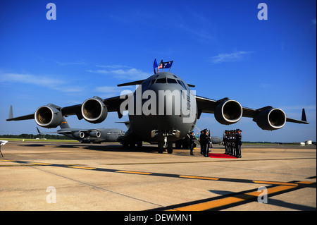 Die gemeinsame Basis Charleston Ehre wache salutiert, während einer Auslieferungszeremonie 12. September 2013, auf dem Flug Linie bei JB-Charleston- Stockfoto