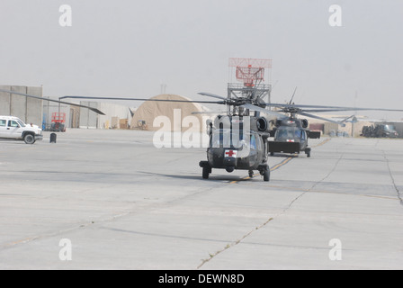 Ein paar der HH - 60M Black Hawk medizinische Evakuierung Hubschrauber bemannt von den Mitgliedern des C Company (DUSTOFF), 3. Bataillon (allgemeiner Support), 10. Combat Aviation Brigade, Task Force Phoenix, Taxi zum Patienten Abgabeort außerhalb Heathe N. Craig Joint der Stockfoto