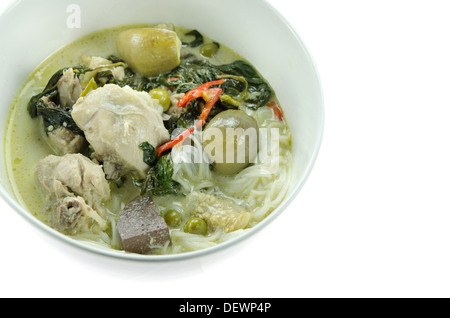 grüner Hühnercurry mit Reisnudeln in Schüssel weiß auf weißem Hintergrund serviert Stockfoto