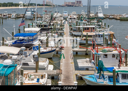 Private und gewerbliche Boote angedockt am Small Craft Hafen in Biloxi, Mississippi in den Golf von Mexiko Stockfoto