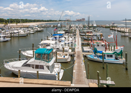 Private und gewerbliche Boote angedockt am Small Craft Hafen in Biloxi, Mississippi in den Golf von Mexiko Stockfoto