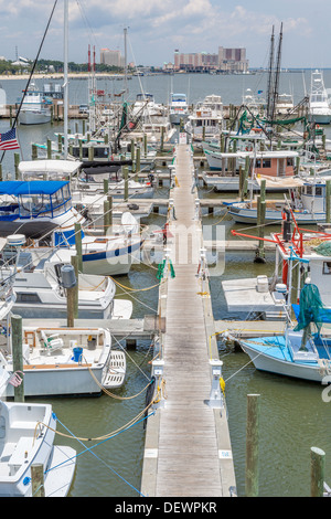 Private und gewerbliche Boote angedockt am Small Craft Hafen in Biloxi, Mississippi in den Golf von Mexiko Stockfoto