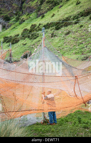 Fischer trocknen Netze im St Cyrus in Aberdeenshire, Schottland. Stockfoto