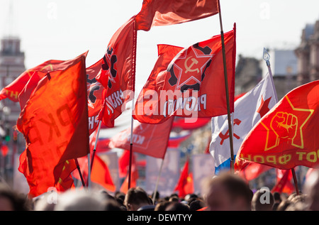 Fahnen der Raised Fist und revolutionären kommunistischen Jugendverband (Bolschewik) Stockfoto