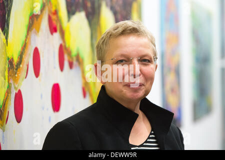 Die Künstlerin Kirsten Kloeckner steht in ihrer Ausstellung "gewählt: Raubkunst I und II" an der Akademie der Künste in Berlin, Deutschland, 20. September 2013. Foto: MAURIZIO GAMBARINI/dpa Stockfoto