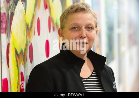 Die Künstlerin Kirsten Kloeckner steht in ihrer Ausstellung "gewählt: Raubkunst I und II" an der Akademie der Künste in Berlin, Deutschland, 20. September 2013. Foto: MAURIZIO GAMBARINI/dpa Stockfoto