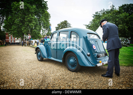 Hillman Minx 1938 blau viertürige Auto in RAF blau und RAF Officer. Stockfoto